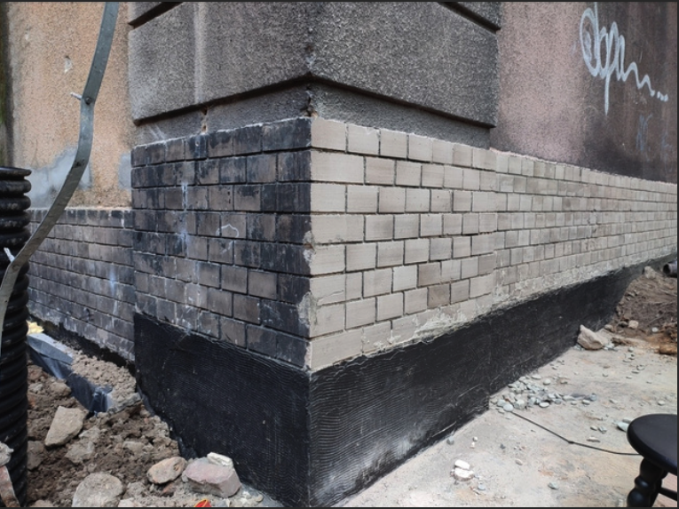 Oczyszczanie cokołu z piaskowca